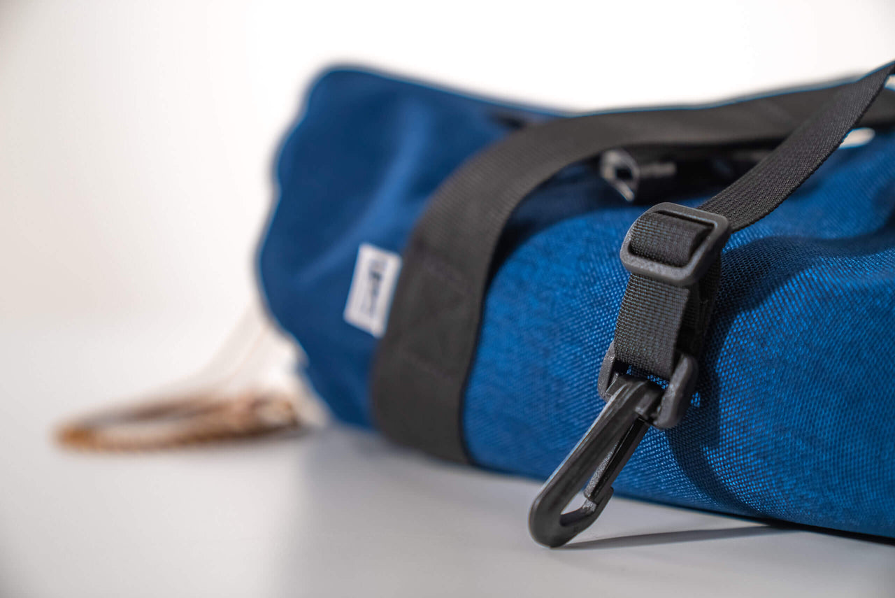 Details sausage dog shoulder bag